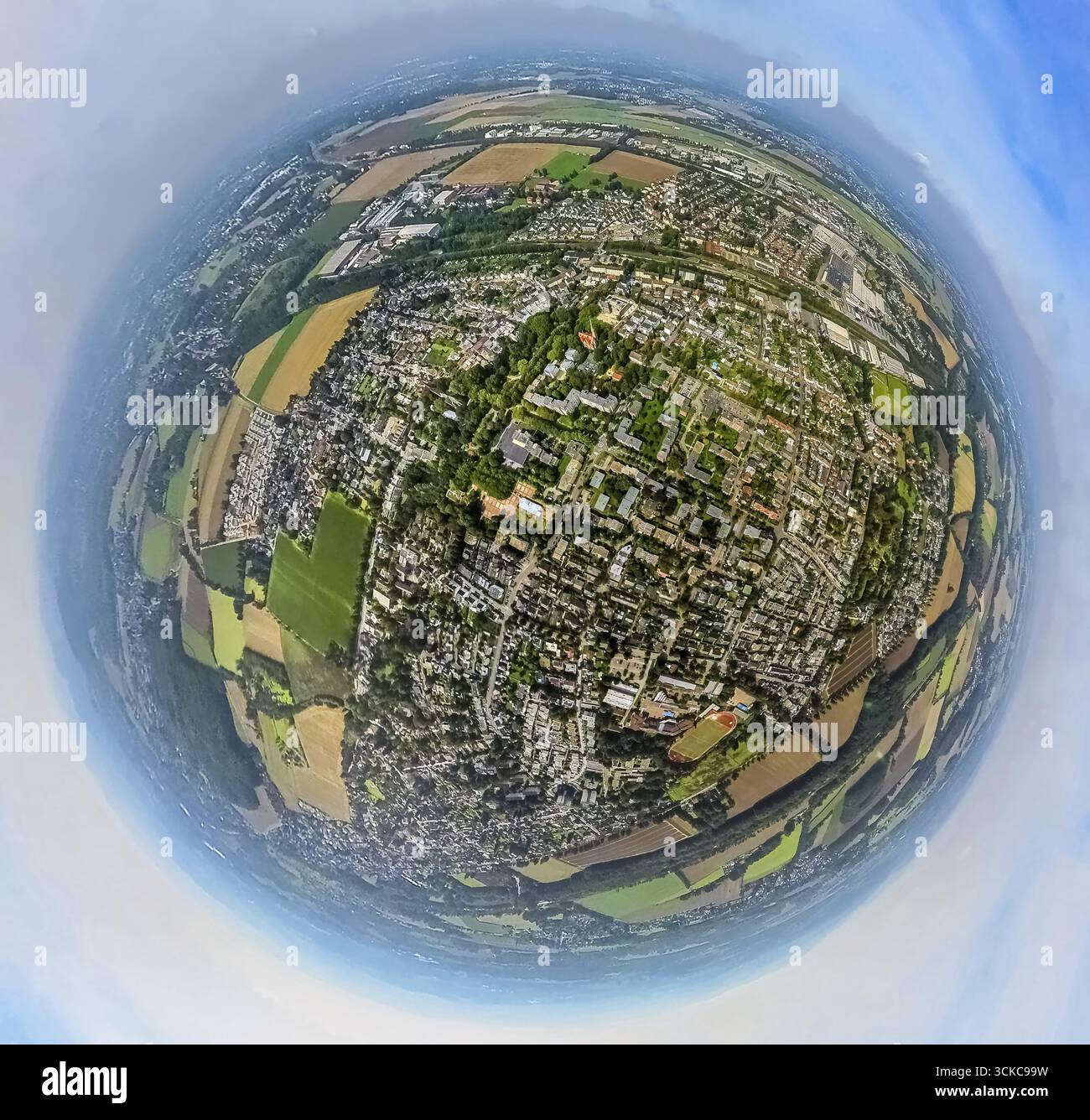 Vista aerea, vista della città con piazza Louviers e sito container per il centro diurno, globo, fisheye shot, 360 gradi, Tiny World, Holzwickede, Ruh Foto Stock