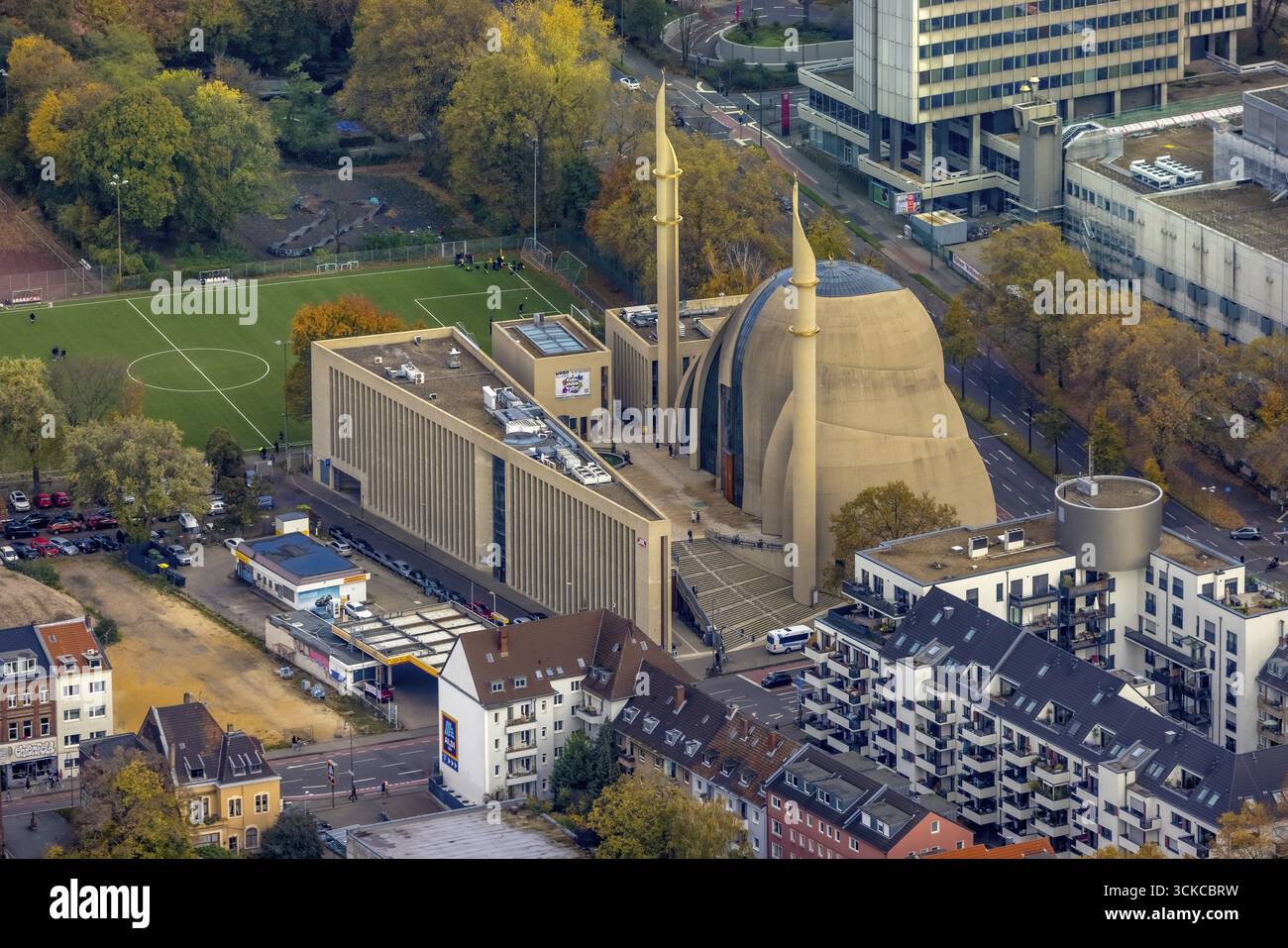 Vista aerea, la moschea centrale Ditib di Colonia, con un design moderno, la nuova struttura sportiva del quartiere, il campo da calcio Ehrenfeld, Ehrenfeld, Colonia, Rhin Foto Stock