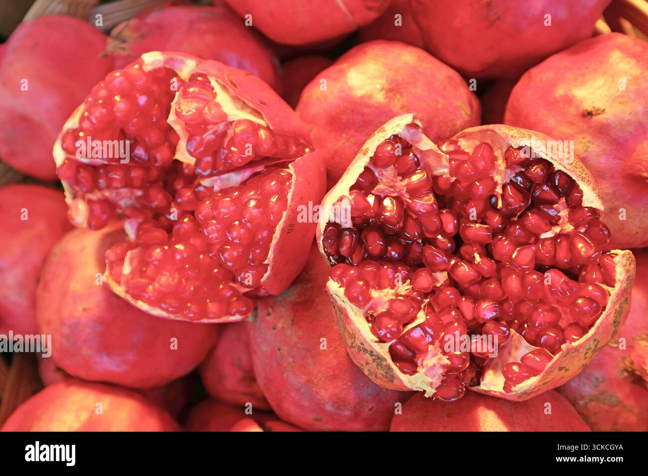 Succulenti frutti freschi freschi di melograno rosso e aperto Foto Stock