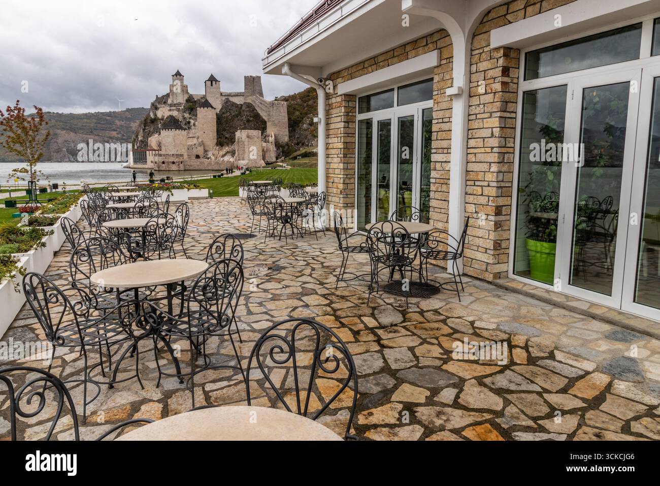 Caffè vicino alla fortezza di Golubac, Serbia Foto Stock