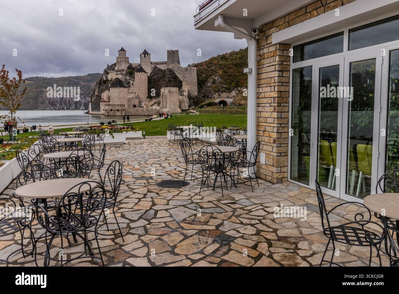 Caffè vicino alla fortezza di Golubac, Serbia Foto Stock