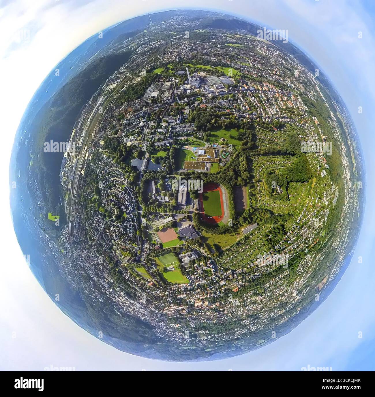 Foto aerea, parco sportivo Ischeland, stadio Ischeland, Westfalenbad, Krollmann Arena, globo, fisheye shot, 360 gradi, Tiny World, Altenhagen, H Foto Stock