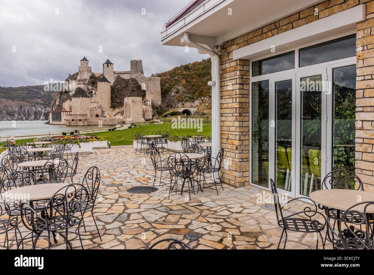 Caffè vicino alla fortezza di Golubac, Serbia Foto Stock