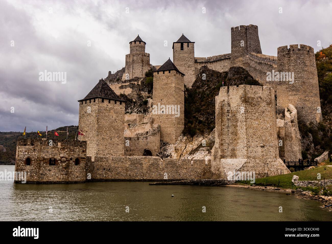 Vista della fortezza medievale di Golubac, Serbia Foto Stock