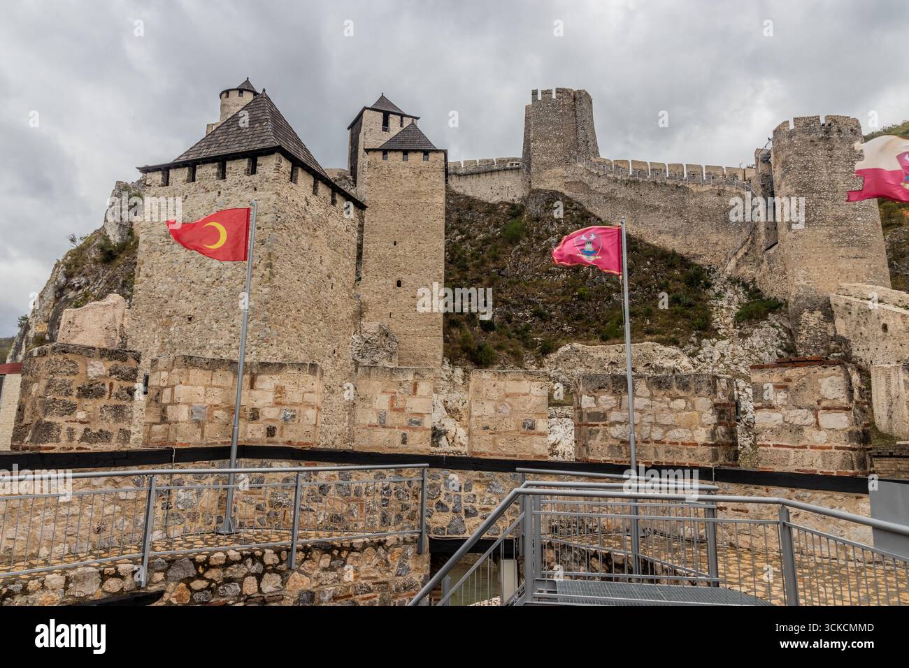 Vista della fortezza medievale di Golubac, Serbia Foto Stock