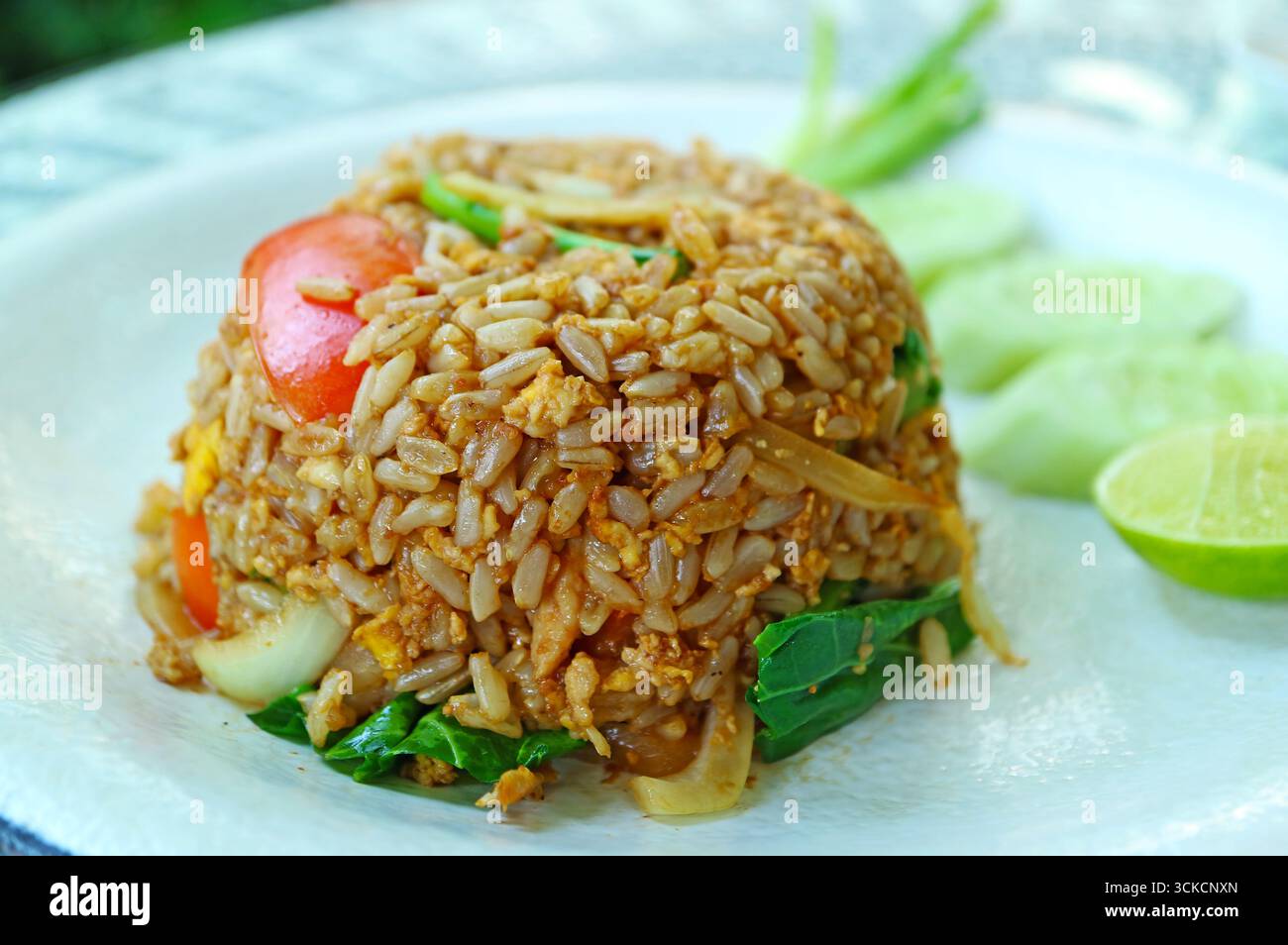 Primo piano di piatti tailandesi popolari appena cucinati, Khao Pad Moo o riso fritto con maiale Foto Stock