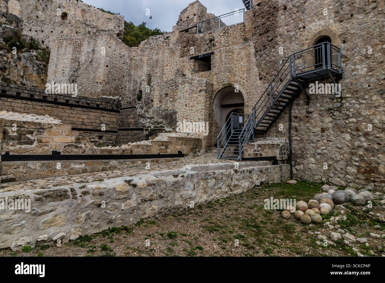 Cortile della fortezza medievale di Golubac, Serbia Foto Stock