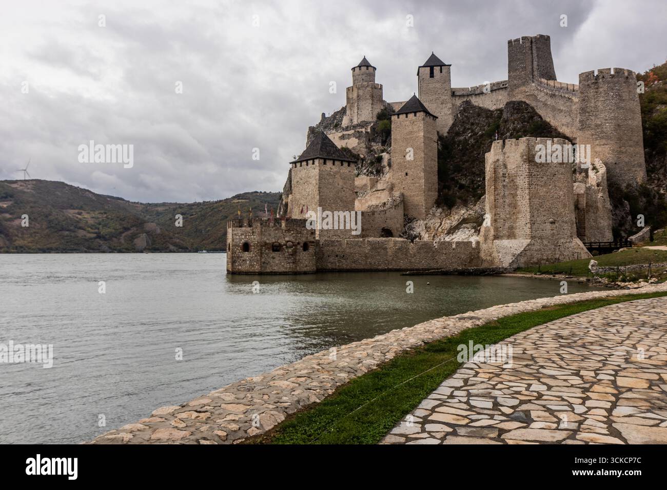 Vista della fortezza medievale di Golubac, Serbia Foto Stock