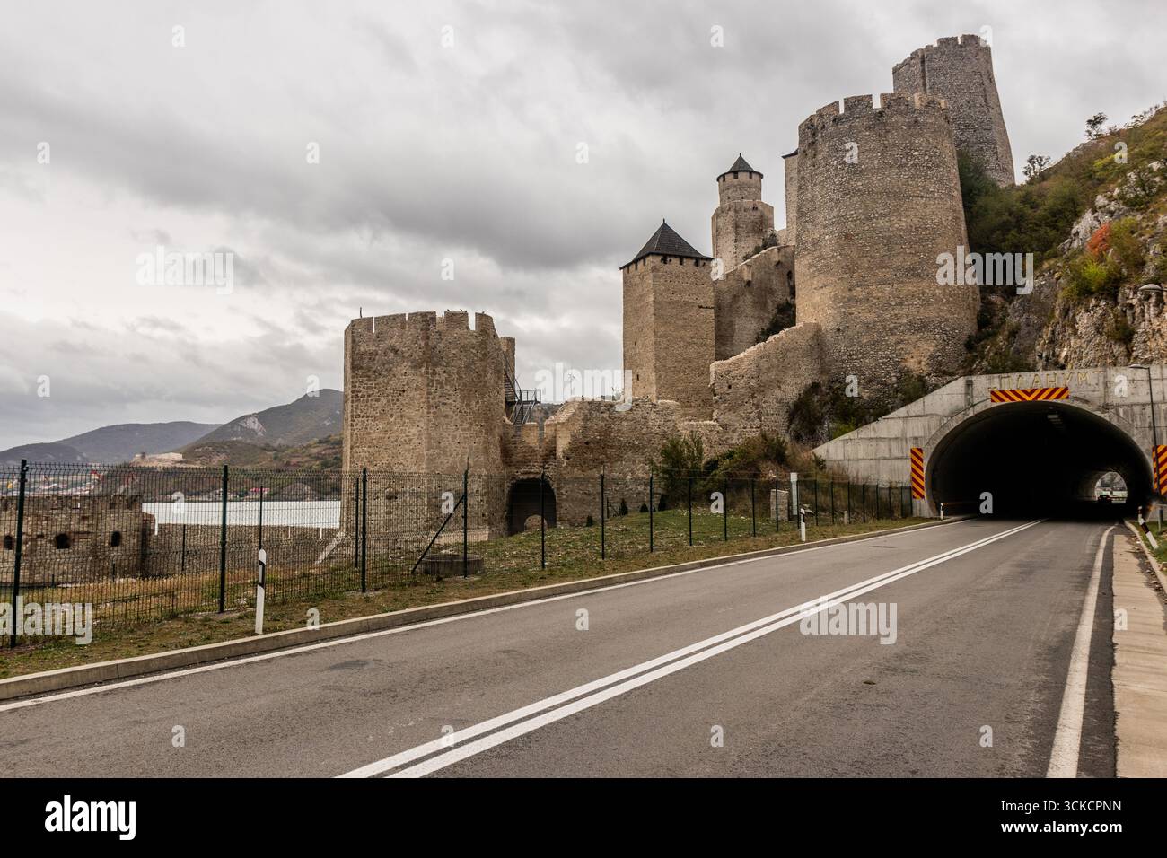 Tunnel sotto la fortezza medievale di Golubac, Serbia Foto Stock