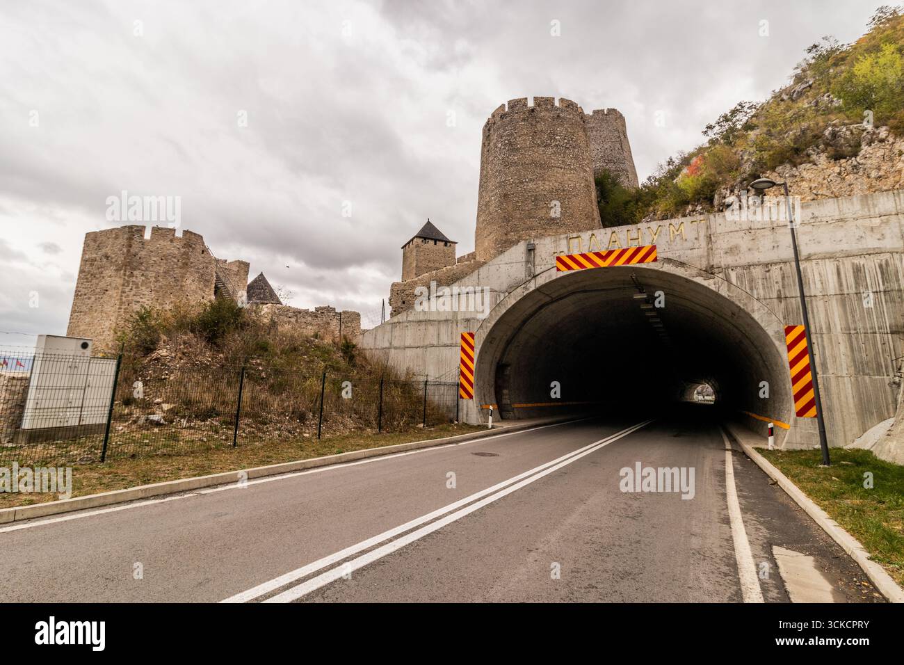 Tunnel sotto la fortezza medievale di Golubac, Serbia Foto Stock