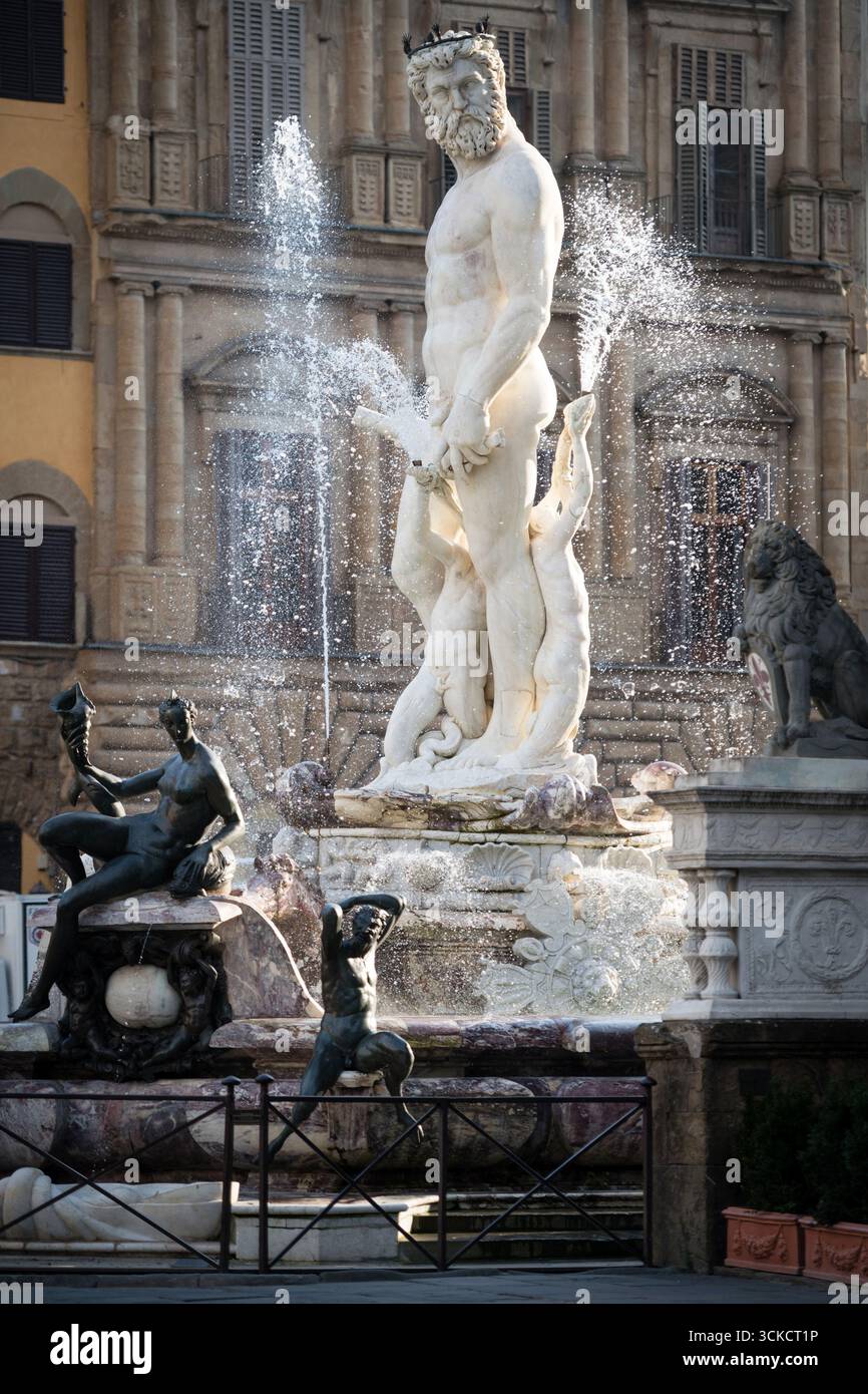 FIRENZE, ITALIA - 26 agosto 2025: Fontana del Nettuno di Bartolommeo Amanatti in Piazza della Signoria a Firenze, Italia Foto Stock