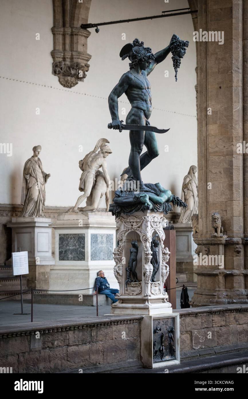 FIRENZE, ITALIA - 26 agosto 2025: Statua di "Perseo con la testa di Medusa" di benvenuto Cellini in Piazza della Signoria, Firenze, Italia. Famoso Foto Stock