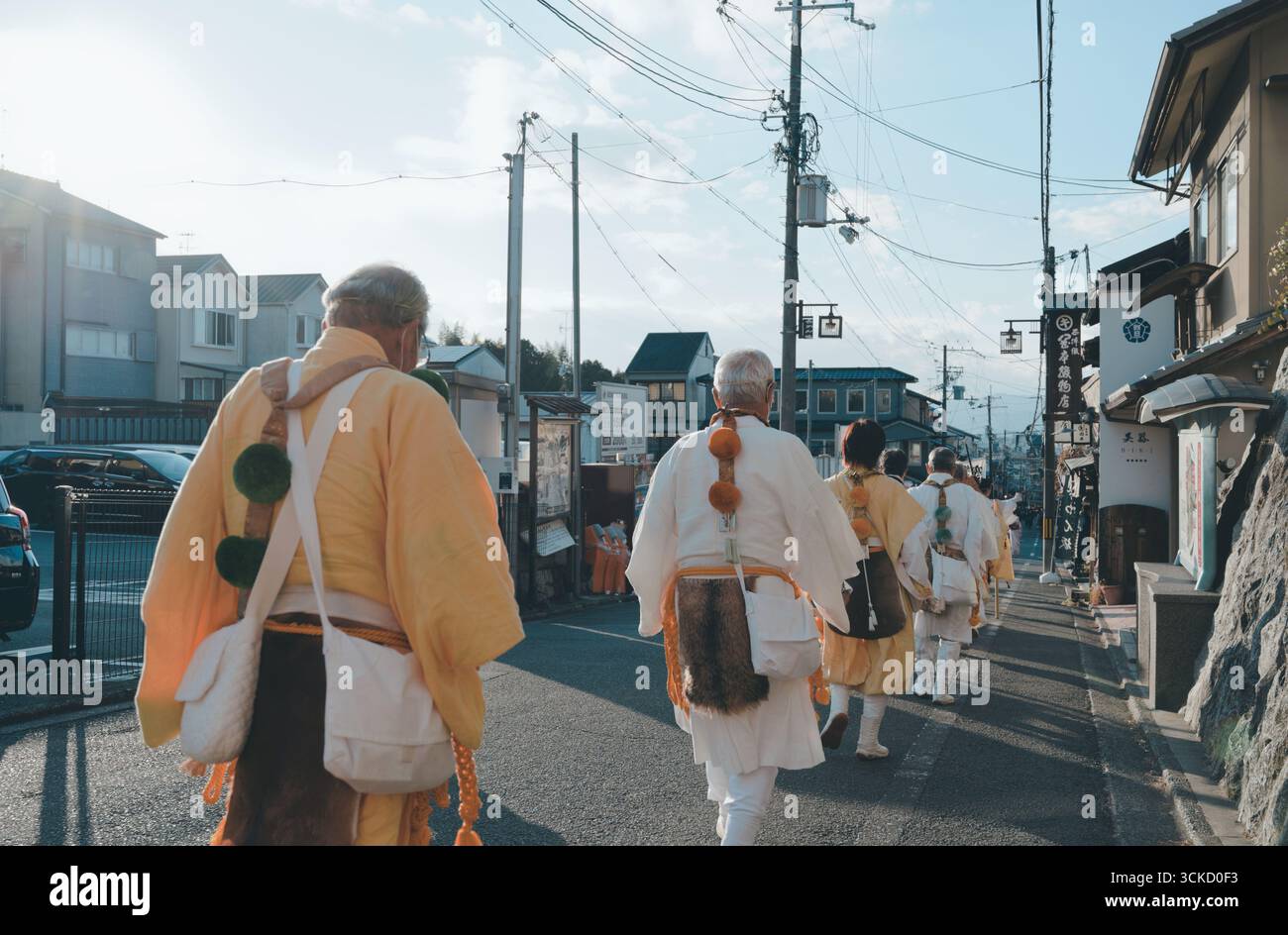 I praticanti Shugendō vestiti con abiti cerimoniali camminano in processione lungo una strada di Kyoto durante il festival Tōka Ebisu Foto Stock