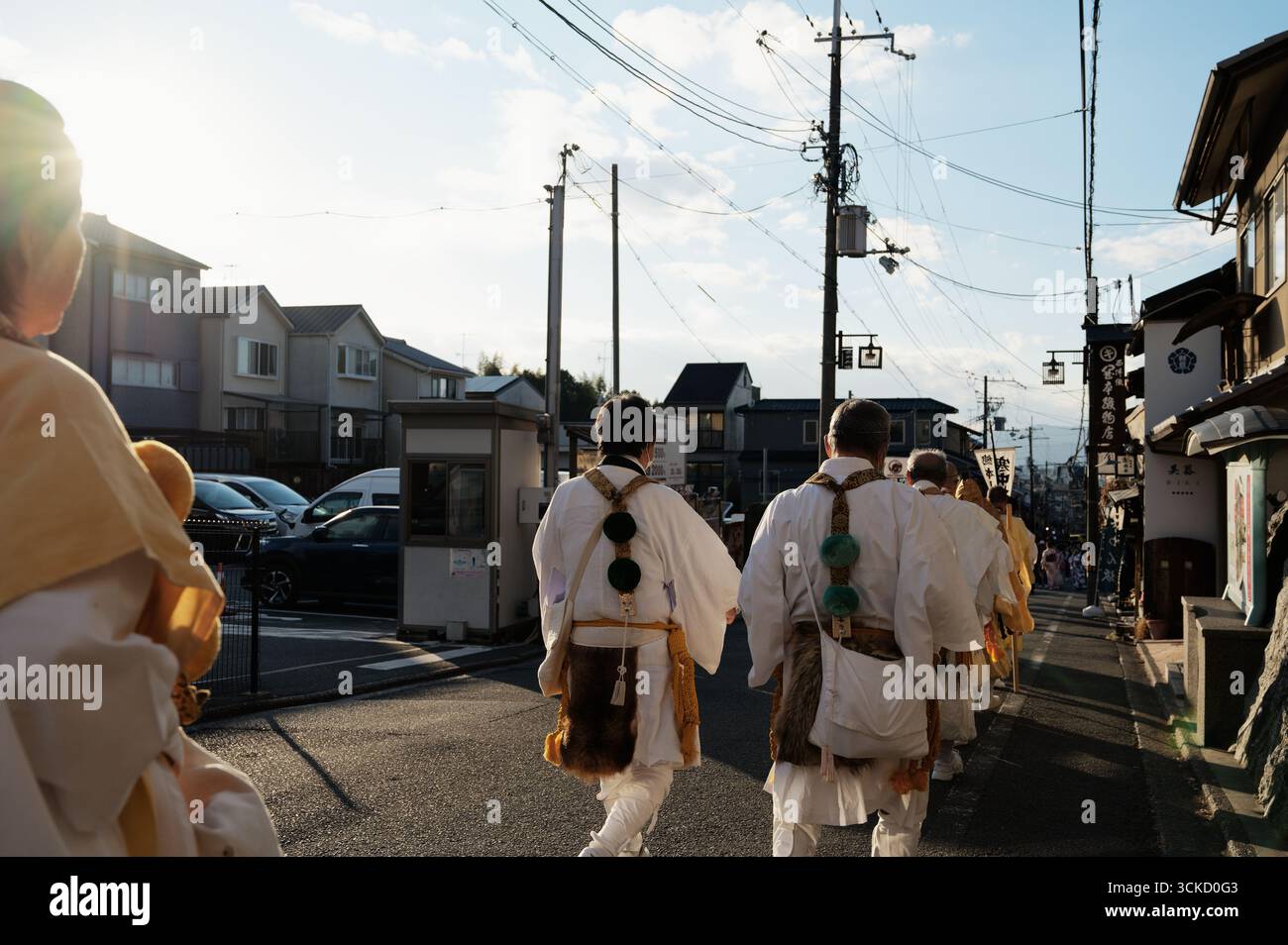 I monaci in abiti tradizionali camminano in processione solenne attraverso una strada di Kyoto durante il Festival Tōka Ebisu Foto Stock