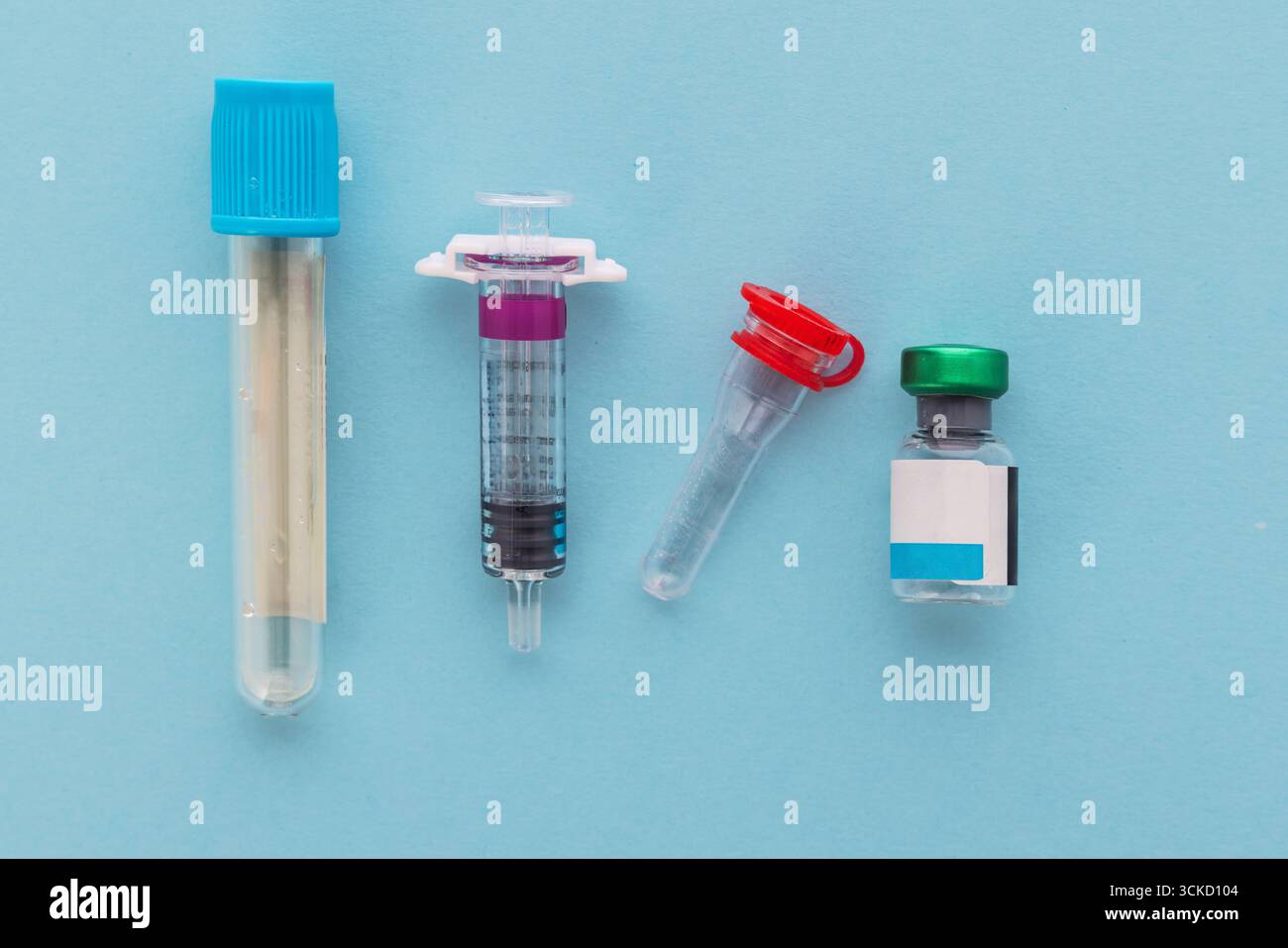Vari contenitori da laboratorio per la ricerca medica su sfondo blu Foto Stock
