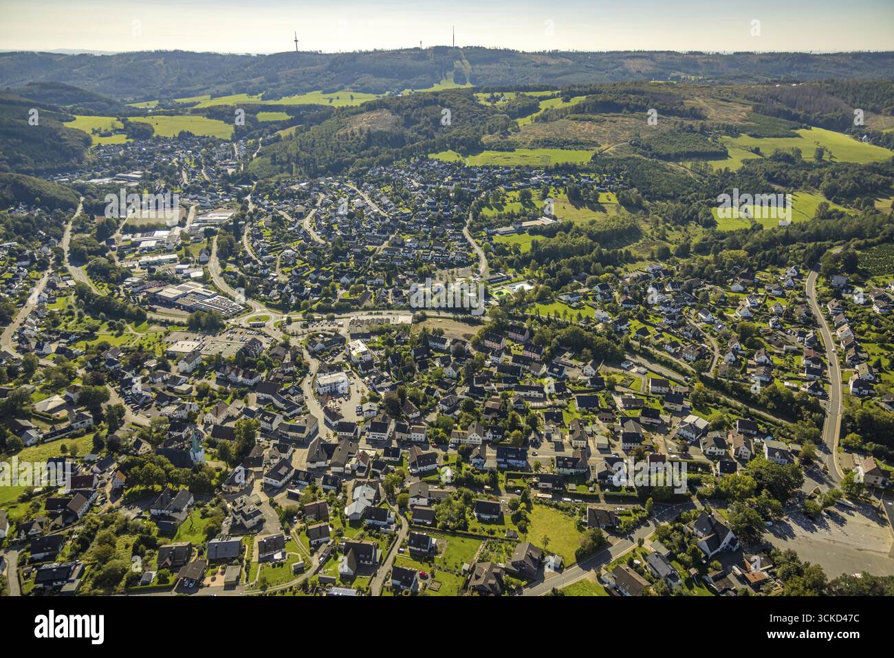 Vista aerea, vista locale con rotonda con bassa marea, piscina all'aperto, area forestale con danni alla foresta, Herscheid, Sauerland, Renania settentrionale-Vestfalia Foto Stock