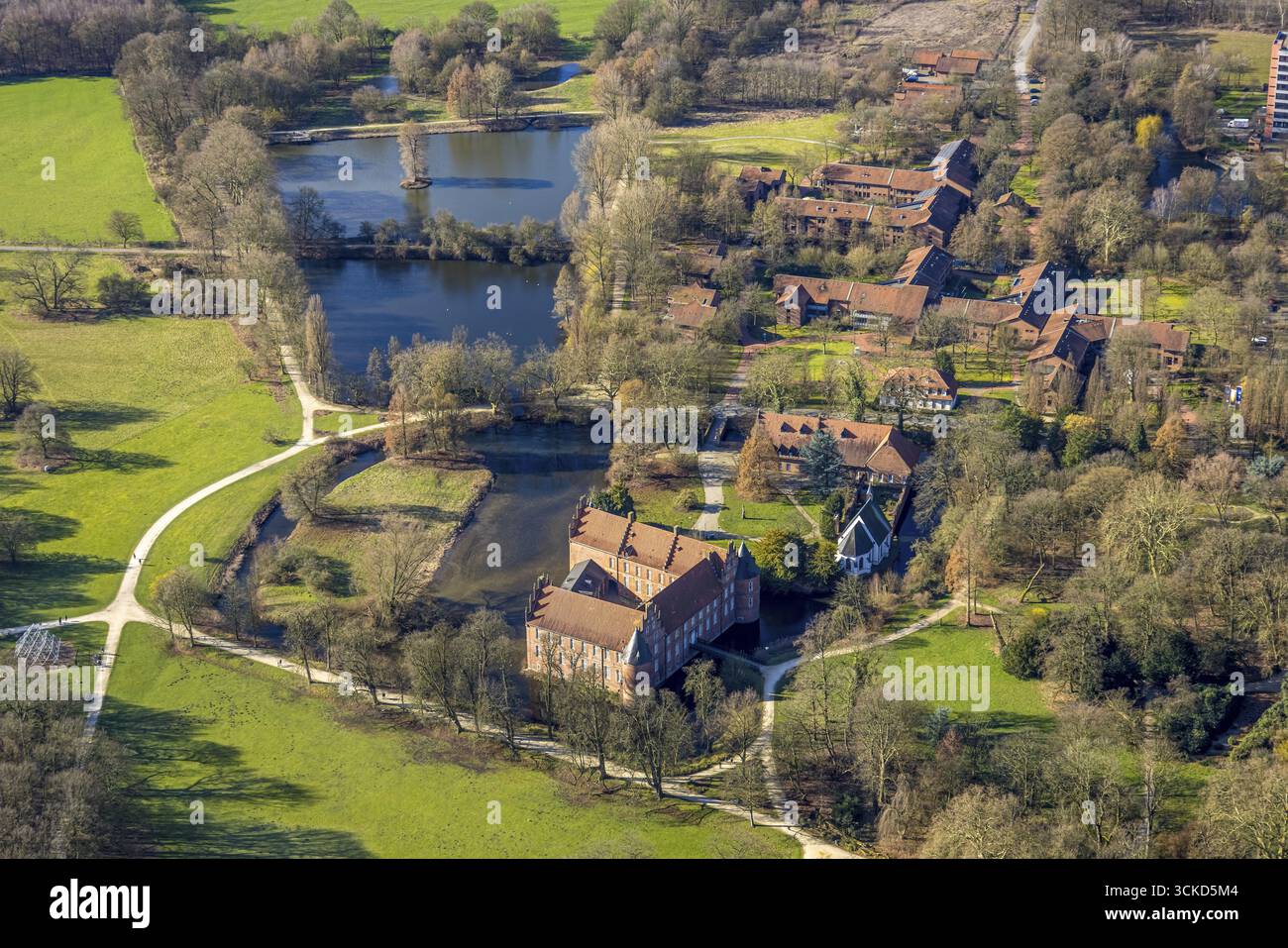 Vista aerea, castello di Herten, stagni nel parco del castello, LWL Clinic Ward 5, Herten, zona della Ruhr, Renania settentrionale-Vestfalia, Germania, DE, protezione dei monumenti, Foto Stock
