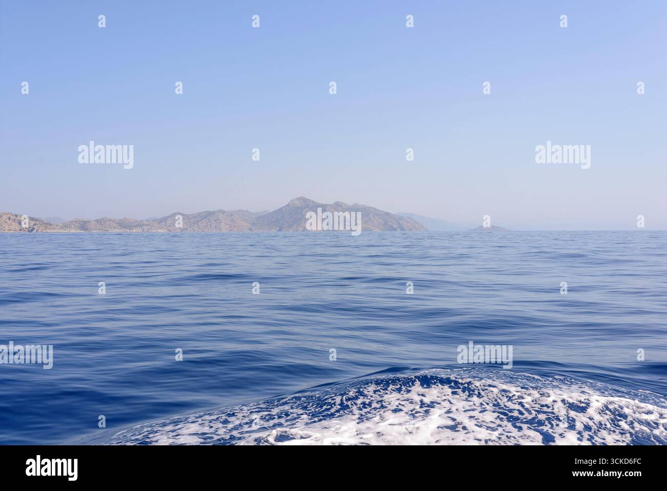 Onde dolci sul mare calmo con venti leggeri e risveglio da una barca sulla costa della Turchia, delle isole greche e della Grecia Foto Stock