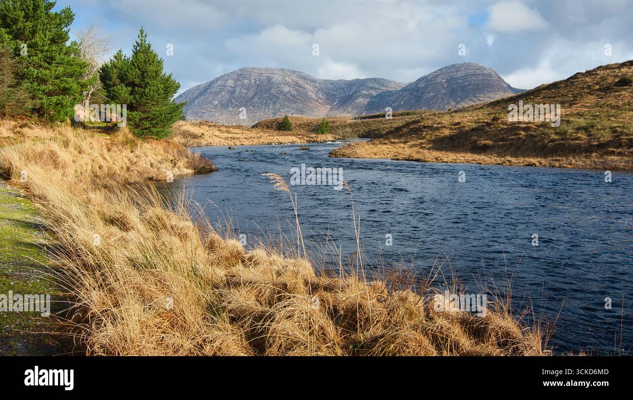 Splendido paesaggio mattutino con lago e montagne sullo sfondo della riserva naturale di Derryclare nel Connemara National Park, contea di Galway, Foto Stock