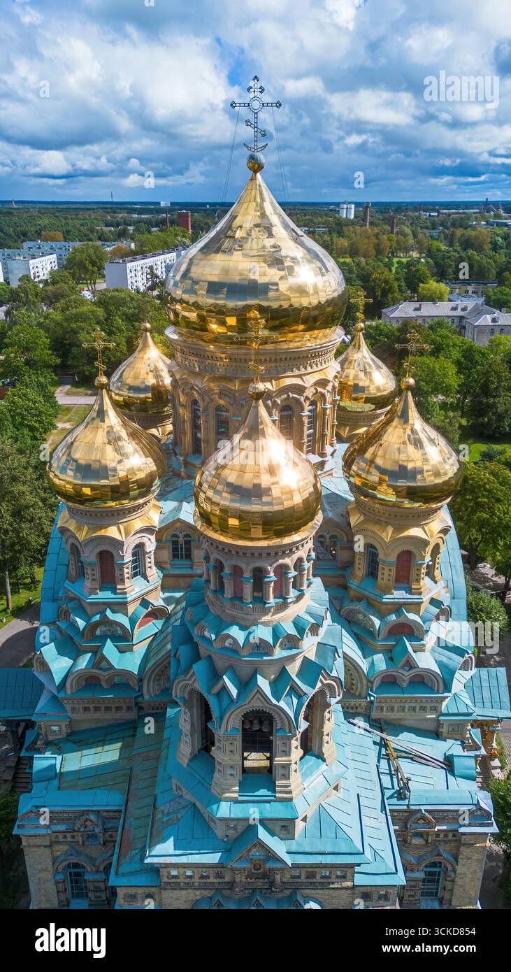 Vista aerea della cattedrale navale di San Nicola a Karosta, un antico quartiere della Marina sovietica nella città di Liepāja, Lettonia Foto Stock