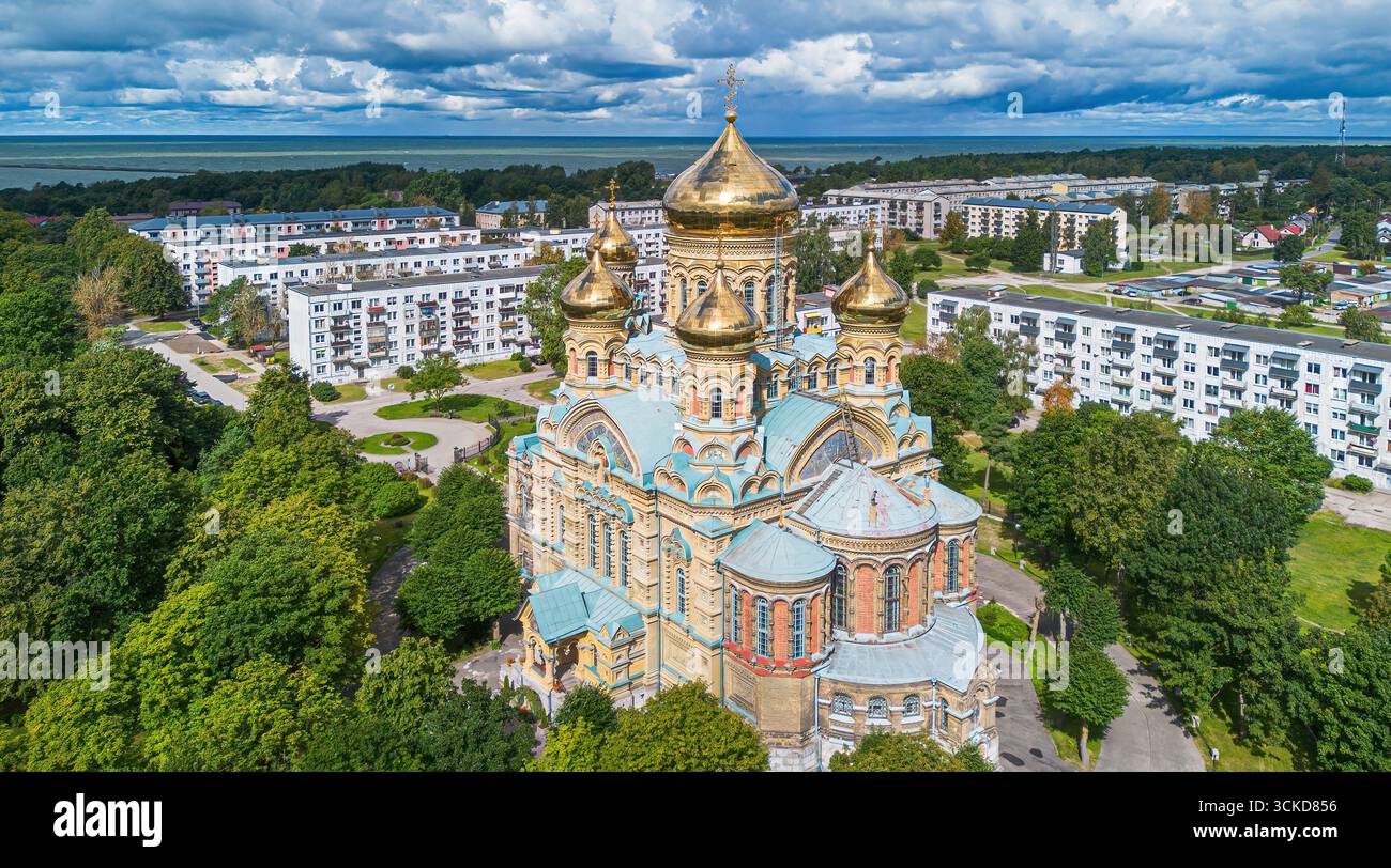 Vista aerea della cattedrale navale di San Nicola a Karosta, un antico quartiere della Marina sovietica nella città di Liepāja, Lettonia Foto Stock