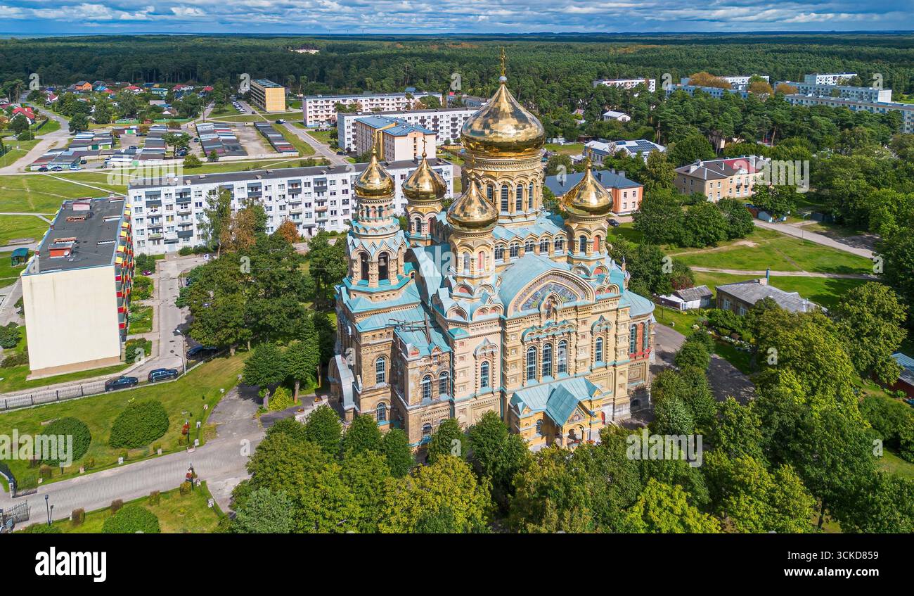 Vista aerea della cattedrale navale di San Nicola a Karosta, un antico quartiere della Marina sovietica nella città di Liepāja, Lettonia Foto Stock