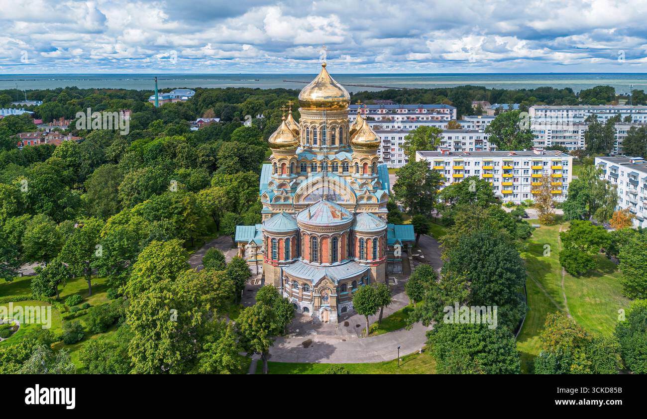 Vista aerea della cattedrale navale di San Nicola a Karosta, un antico quartiere della Marina sovietica nella città di Liepāja, Lettonia Foto Stock