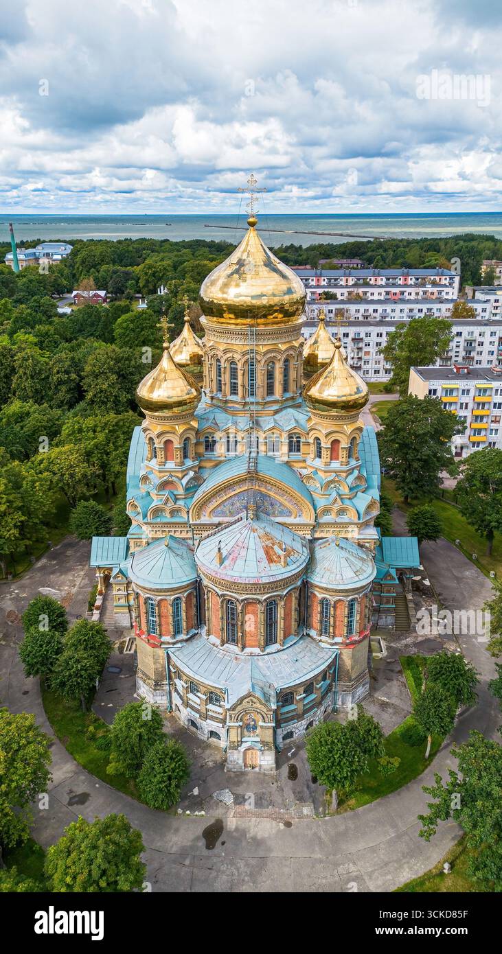 Vista aerea della cattedrale navale di San Nicola a Karosta, un antico quartiere della Marina sovietica nella città di Liepāja, Lettonia Foto Stock