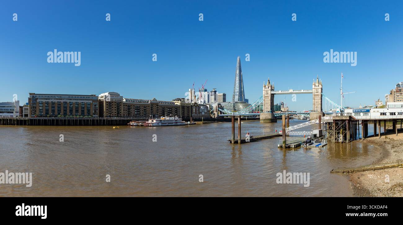 Una foto di alcuni monumenti storici lungo il Tamigi orientale, come l'iconico Tower Bridge, lo Shard e il molo di Butler's Wharf. Foto Stock