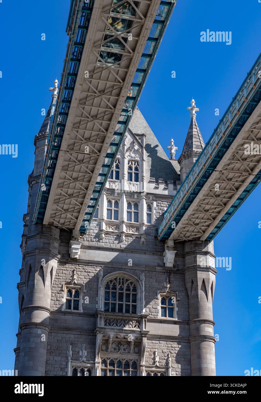 Una foto dell'iconico Tower Bridge di Londra. Foto Stock