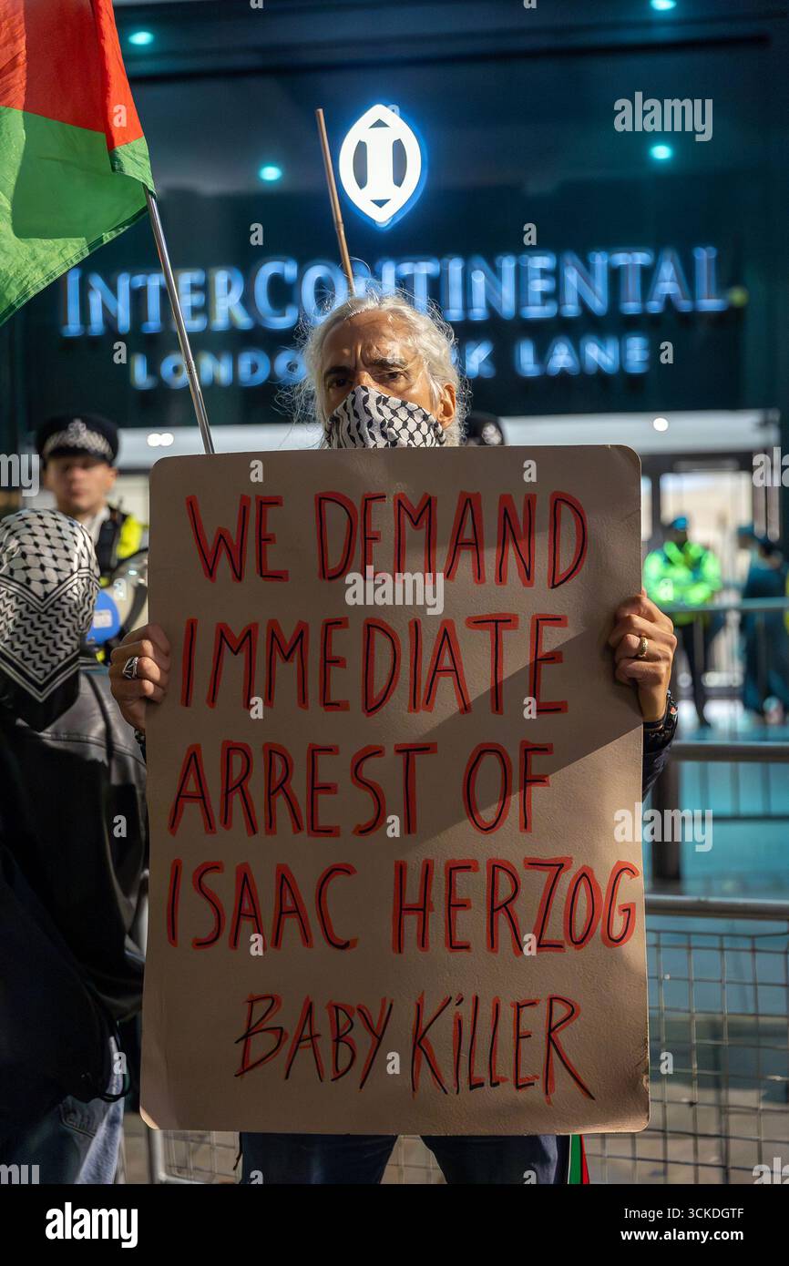 InterContinental hotel, Londra - 10 settembre 2025, manifestanti si sono riuniti fuori dall'InterContinental Hotel a Park Lane, Londra, chiedendo l'arresto del presidente israeliano Isaac Herzog. La visita di Herzog è arrivata appena un giorno dopo che le forze israeliane hanno bombardato un’area residenziale a Doha, presumibilmente mirata ai negoziatori di Hamas. Le proteste hanno anche seguito una dichiarazione del governo britannico che ha dichiarato che Israele non sta commettendo genocidio a Gaza. All'inizio della giornata, Herzog ha incontrato il primo ministro britannico Keir Starmer al 10 di Downing Street. In seguito si rivolse a un pubblico a Chatham House prima di tornare all'Inter Foto Stock