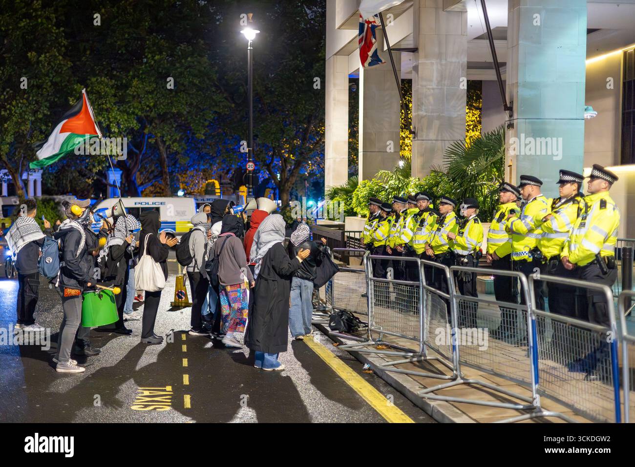 InterContinental hotel, Londra - 10 settembre 2025, manifestanti si sono riuniti fuori dall'InterContinental Hotel a Park Lane, Londra, chiedendo l'arresto del presidente israeliano Isaac Herzog. La visita di Herzog è arrivata appena un giorno dopo che le forze israeliane hanno bombardato un’area residenziale a Doha, presumibilmente mirata ai negoziatori di Hamas. Le proteste hanno anche seguito una dichiarazione del governo britannico che ha dichiarato che Israele non sta commettendo genocidio a Gaza. All'inizio della giornata, Herzog ha incontrato il primo ministro britannico Keir Starmer al 10 di Downing Street. In seguito si rivolse a un pubblico a Chatham House prima di tornare all'Inter Foto Stock