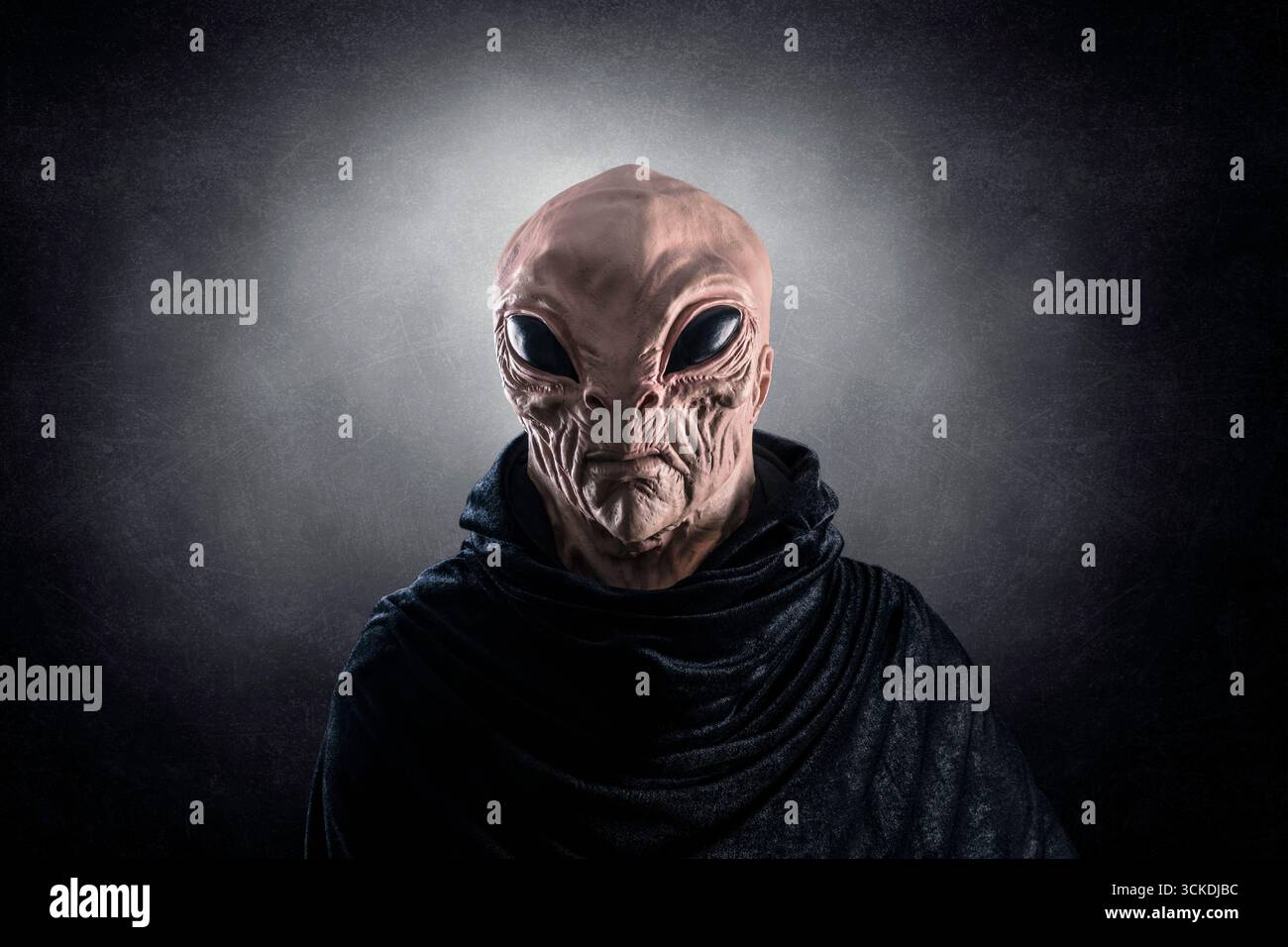 Misterioso alieno umanoide di notte su sfondo oscuro e nebuloso Foto Stock