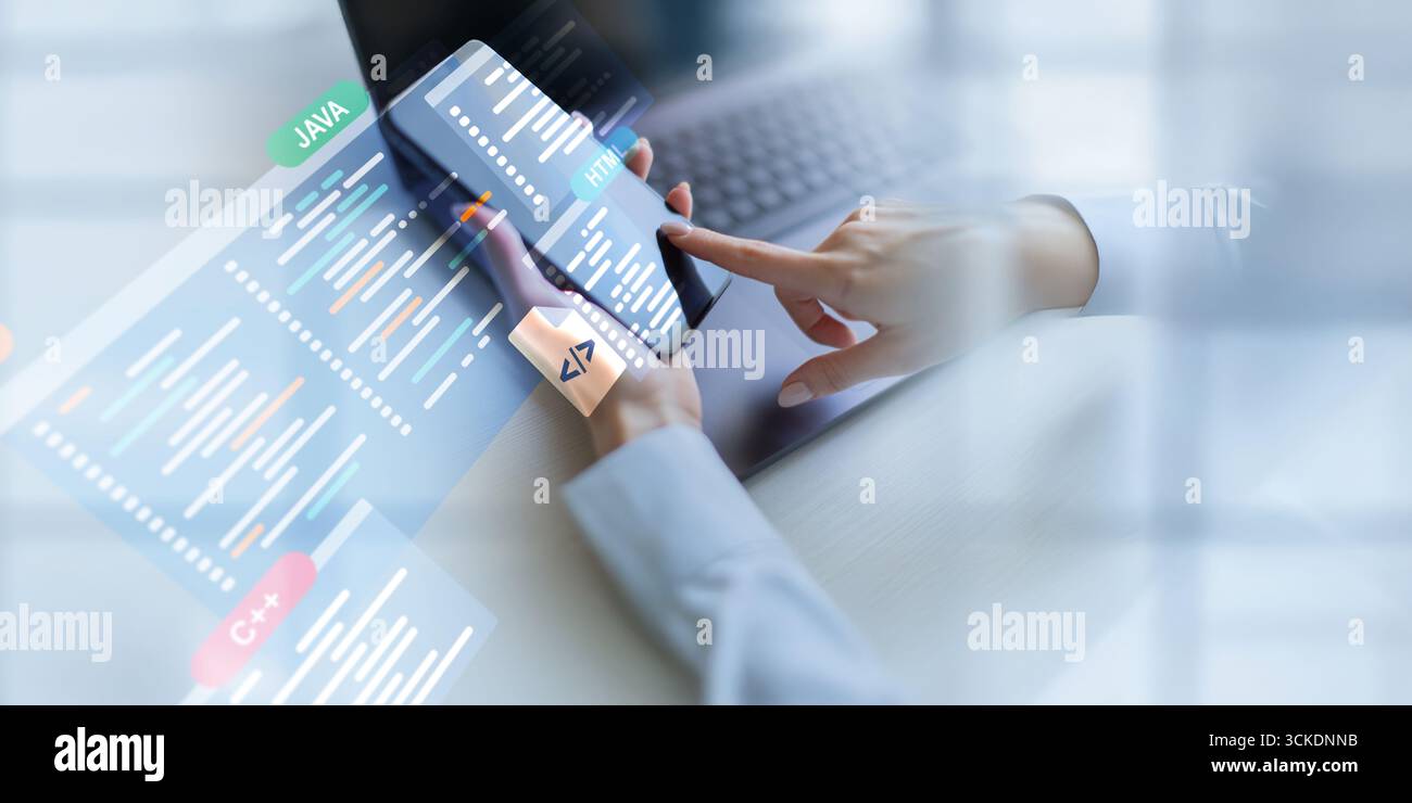 Linguaggi di programmazione e sviluppo software visualizzati su un'interfaccia di codifica virtuale. Foto Stock
