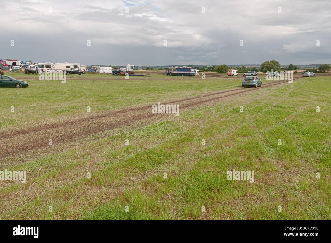 I tracciati dei veicoli segnano un campo all'Ackworth Steam and Historical Vehicle Show del 2008 nello Yorkshire, Inghilterra Foto Stock