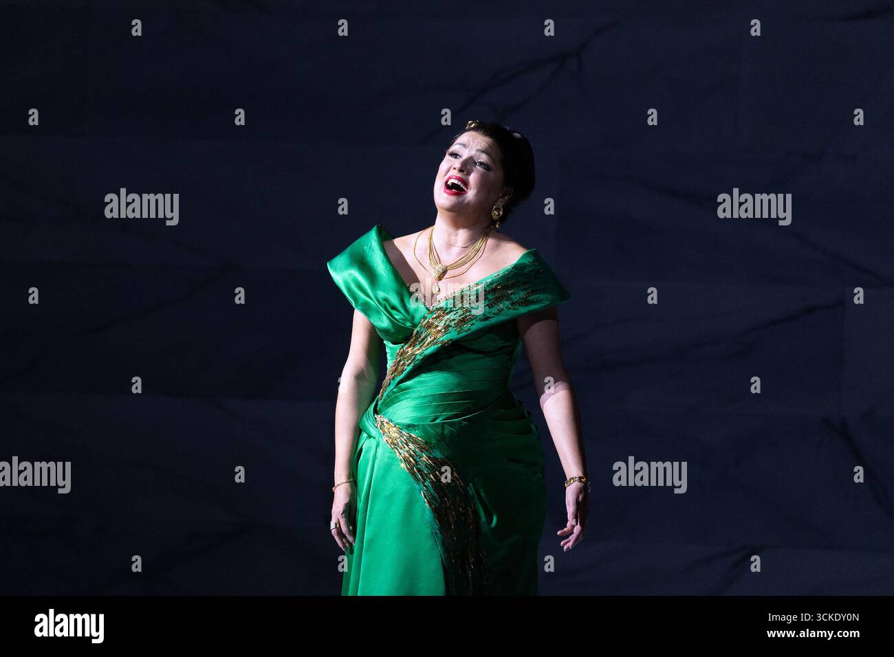 EMBARGO FINO alle ore 1900 di GIOVEDÌ 11 settembre 2025. Londra, Regno Unito. 9 settembre 2025. Una scena della nuova produzione DI TOSCA di Puccini messa in scena dal Direttore dell'Opera Oliver Mears e diretta dal nuovo Direttore musicale Jakub Hrusa alla Royal Opera di Londra, UK, inaugurazione giovedì 11 settembre. Interpretato dal controverso soprano russo Anna Netrebko. Nella foto: Anna Netrebko (nel ruolo di Floria Tosca). Credito: Donald Cooper/Alamy Live News Foto Stock