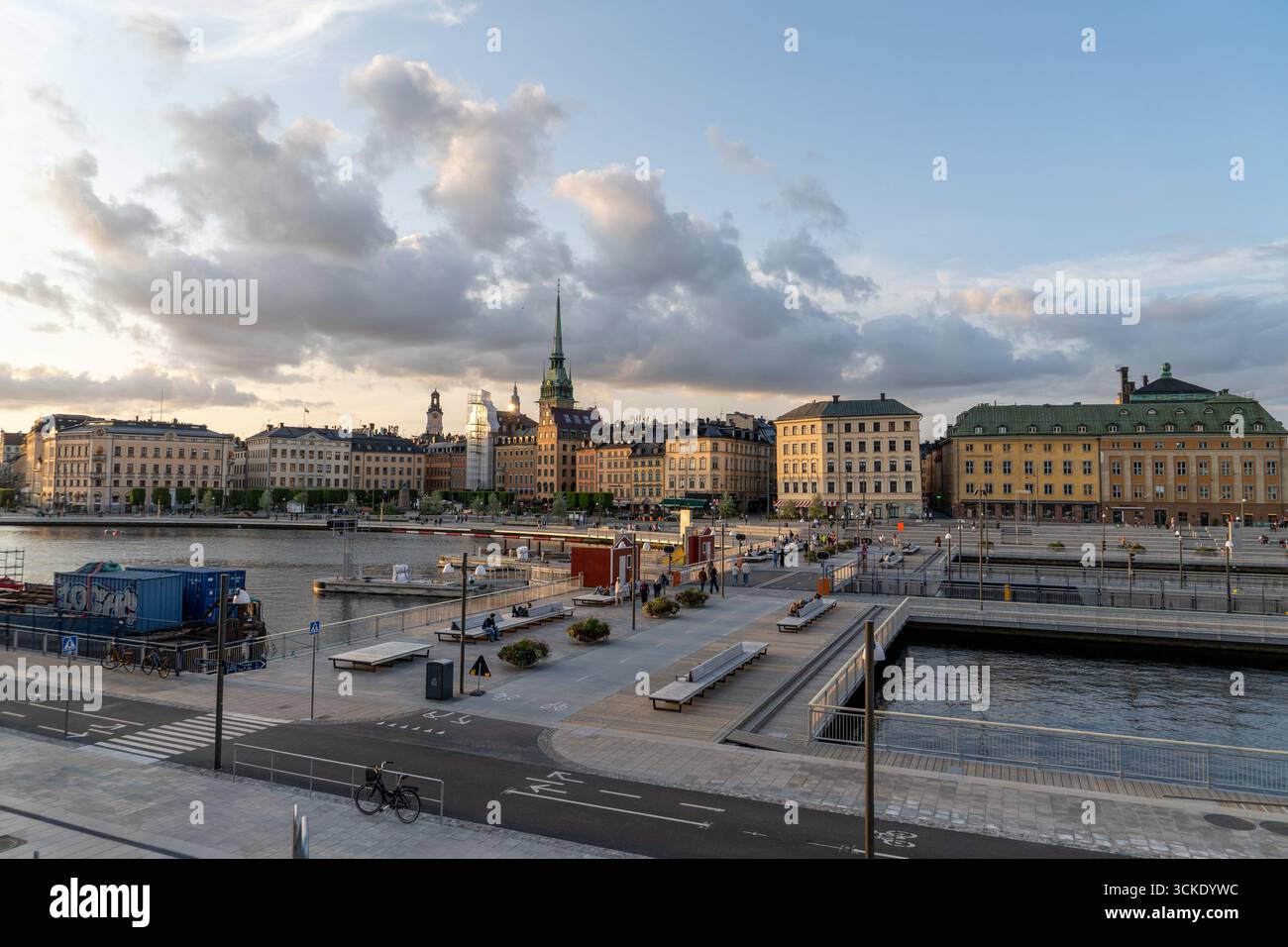 Vista al tramonto del ponte di Slussbron e degli edifici storici della città vecchia di Stoccolma Foto Stock