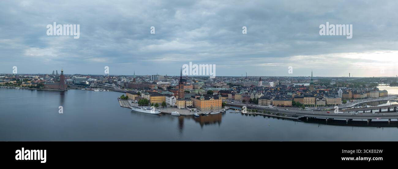 Il cuore della città vecchia: Una prospettiva aerea che mostra il Palazzo reale e la bellezza senza tempo dello Storkyrkan Foto Stock