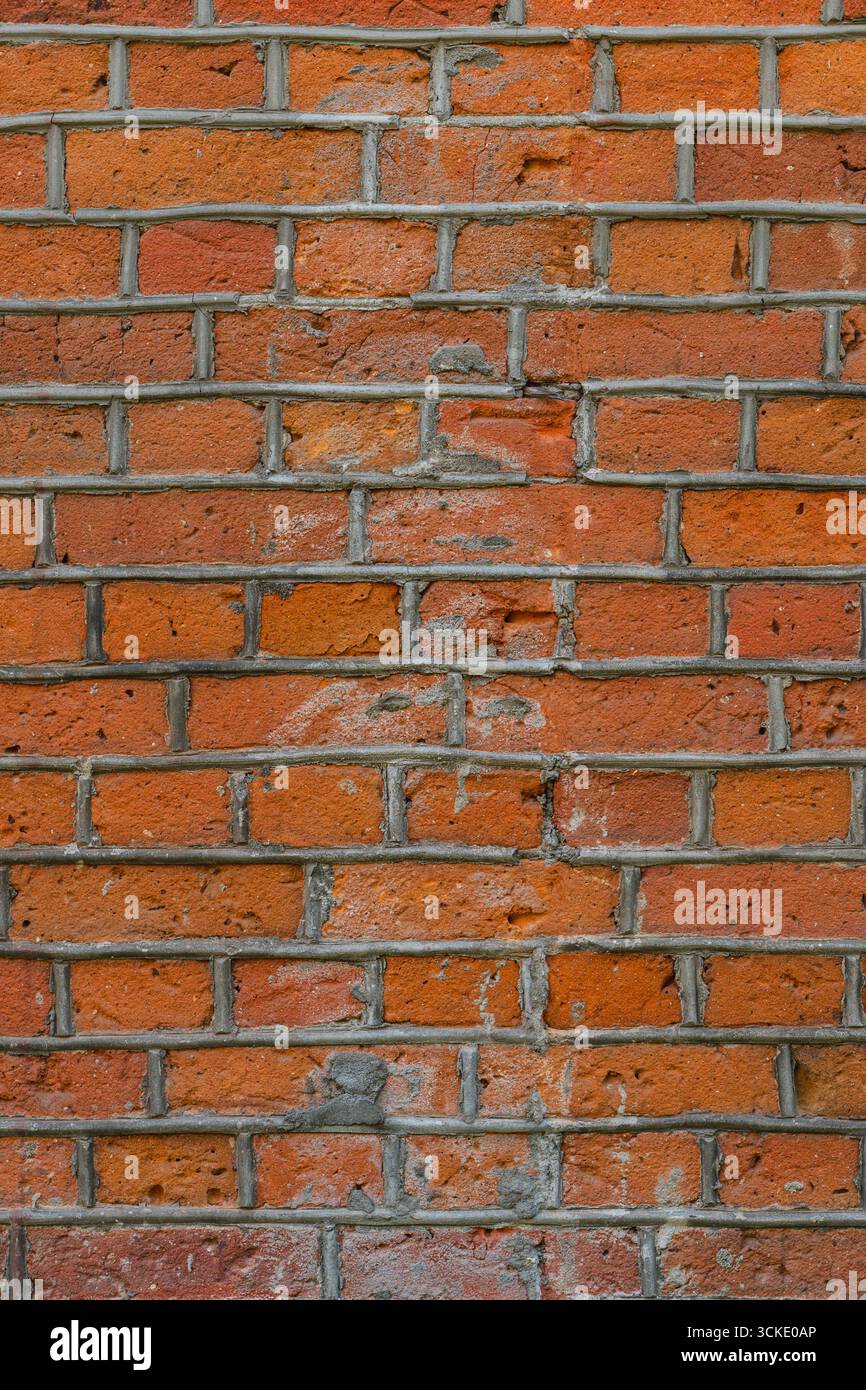 Primo piano di un vecchio muro di mattoni rossi Foto Stock