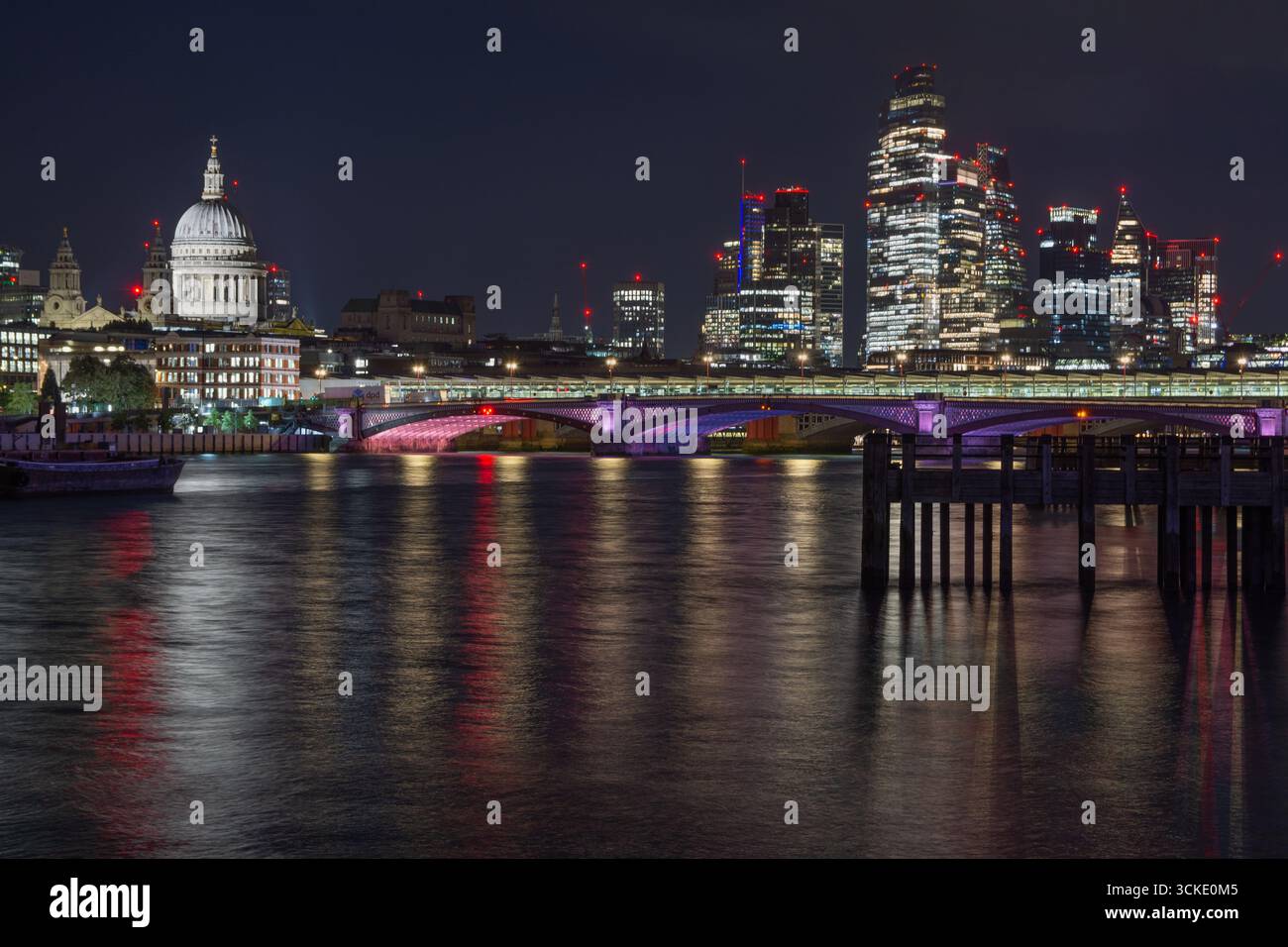 St Paul's Cathedral, skyline di Londra, Blackfriars Bridge e il Tamigi da Gabriel's Wharf, South Bank, Londra, Inghilterra, Regno Unito. Paesaggi urbani. Foto Stock