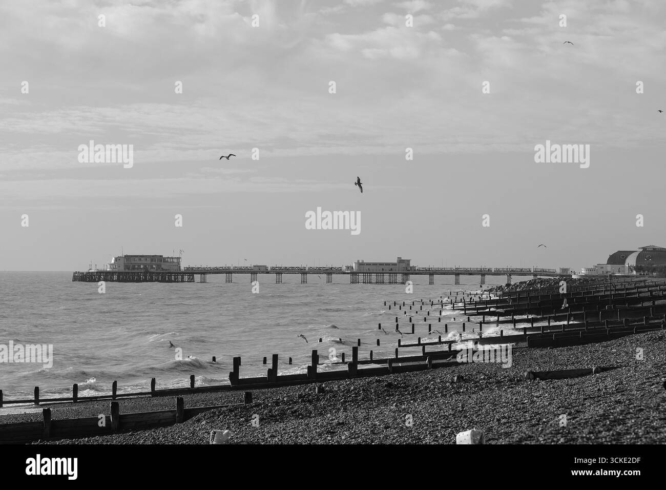 WORTHING, CITTÀ DI MARE, WEST SUSSEX BEACH HUTS, CHALETS, MOLO Foto Stock