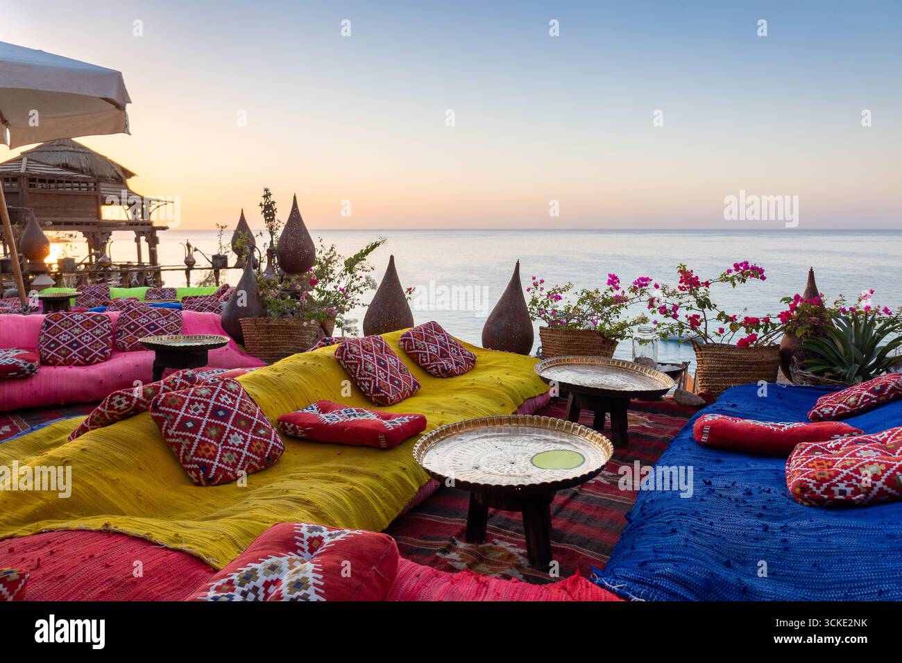 Caffè arabo orientale d'epoca. Luogo per rilassarsi sulla spiaggia di Ras Umm El Sid del Mar Rosso. Sharm El Sheikh, Egitto. Foto di alta qualità Foto Stock