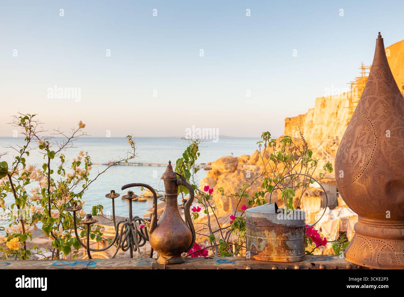 Caffè arabo orientale d'epoca. Luogo per rilassarsi sulla spiaggia di Ras Umm El Sid del Mar Rosso. Sharm El Sheikh, Egitto. Foto di alta qualità Foto Stock