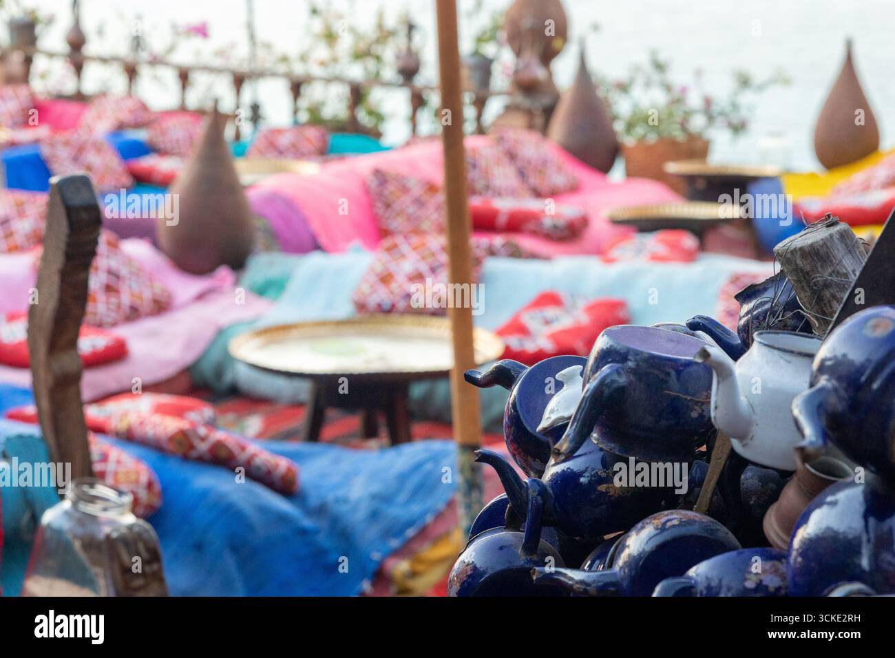 Caffè arabo orientale d'epoca. Luogo per rilassarsi sulla spiaggia di Ras Umm El Sid del Mar Rosso. Sharm El Sheikh, Egitto. Foto di alta qualità Foto Stock
