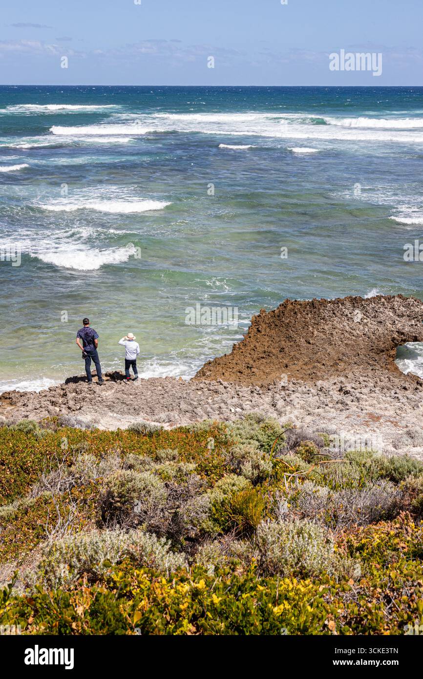 Una coppia che si diverte a fare surf sull'Oceano Indiano a Gnarabup, Prevelly, Margaret River Region, Contea di Augusta nella regione SW dell'Australia Occidentale WA Foto Stock
