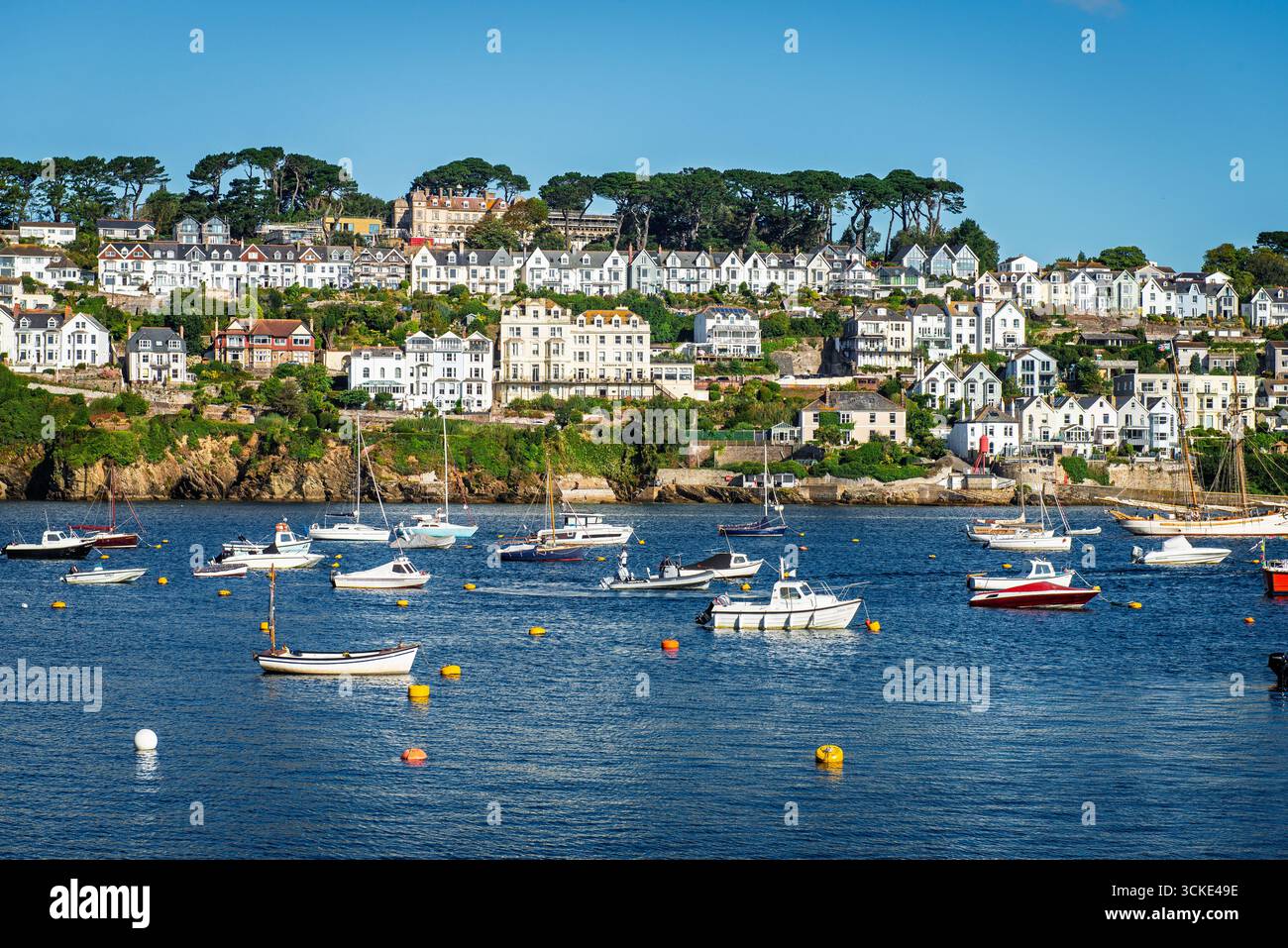 Vista sul fiume Fowey verso la città di Fowey da Polruan, Cornovaglia, Regno Unito Foto Stock
