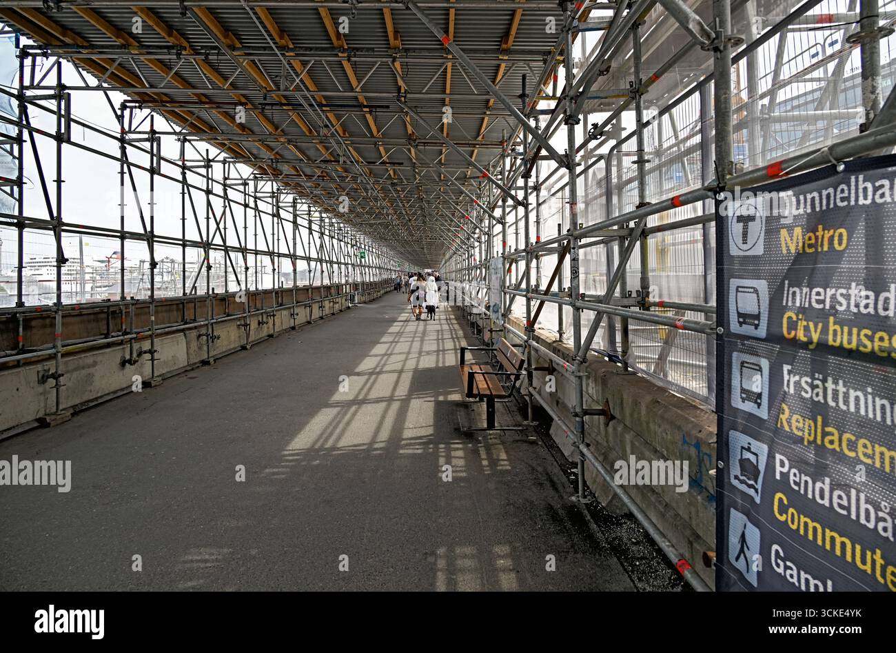 Recinzione temporanea di un percorso pedonale con ponteggi mobili in acciaio durante i lavori di costruzione a Slussen, Stoccolma, Svezia Foto Stock