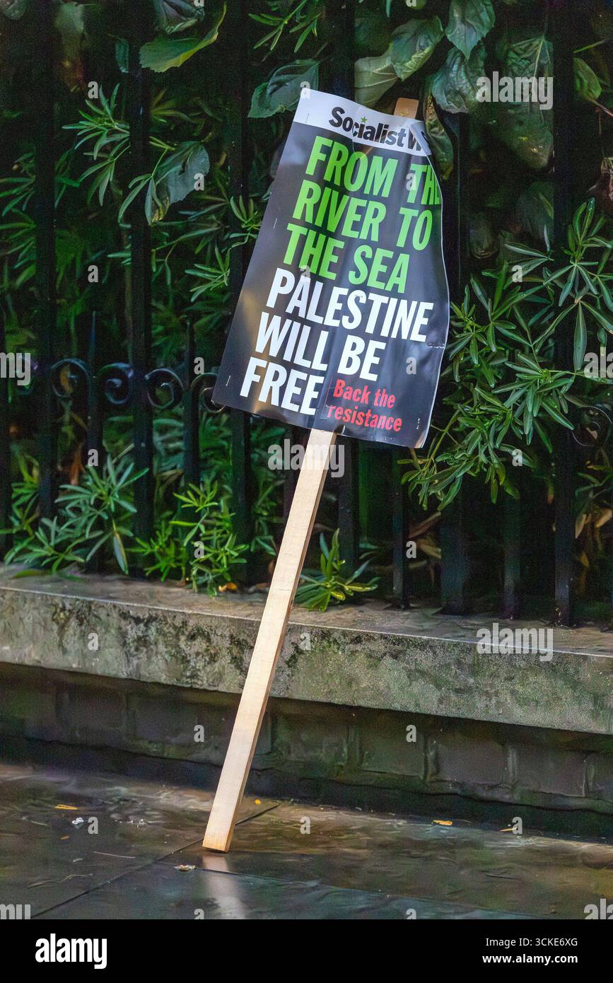 Chatham House, Londra - 10 settembre 2025, manifestanti si sono riuniti fuori Chatham House, Londra, chiedendo l'arresto del presidente israeliano Isaac Herzog. La visita di Herzog è arrivata appena un giorno dopo che le forze israeliane hanno bombardato un’area residenziale a Doha, presumibilmente mirata ai negoziatori di Hamas. Le proteste hanno anche seguito una dichiarazione del governo britannico che ha dichiarato che Israele non sta commettendo genocidio a Gaza. All'inizio della giornata, Herzog ha incontrato il primo ministro britannico Keir Starmer al 10 di Downing Street. In seguito si rivolse ad un pubblico a Chatham House prima di tornare all'InterContinental Hotel, dove i demoni Foto Stock