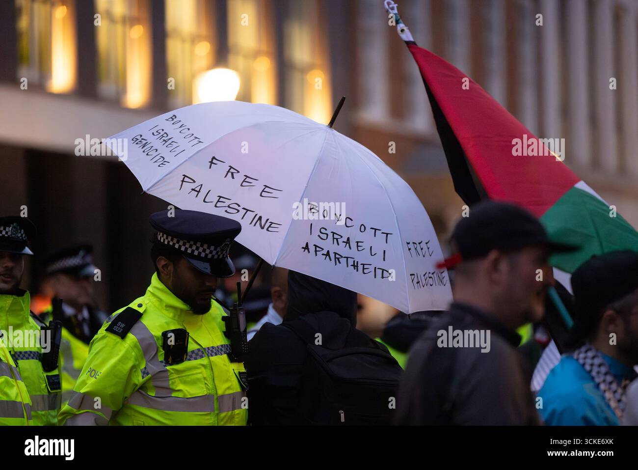 Chatham House, Londra - 10 settembre 2025, manifestanti si sono riuniti fuori Chatham House, Londra, chiedendo l'arresto del presidente israeliano Isaac Herzog. La visita di Herzog è arrivata appena un giorno dopo che le forze israeliane hanno bombardato un’area residenziale a Doha, presumibilmente mirata ai negoziatori di Hamas. Le proteste hanno anche seguito una dichiarazione del governo britannico che ha dichiarato che Israele non sta commettendo genocidio a Gaza. All'inizio della giornata, Herzog ha incontrato il primo ministro britannico Keir Starmer al 10 di Downing Street. In seguito si rivolse ad un pubblico a Chatham House prima di tornare all'InterContinental Hotel, dove i demoni Foto Stock