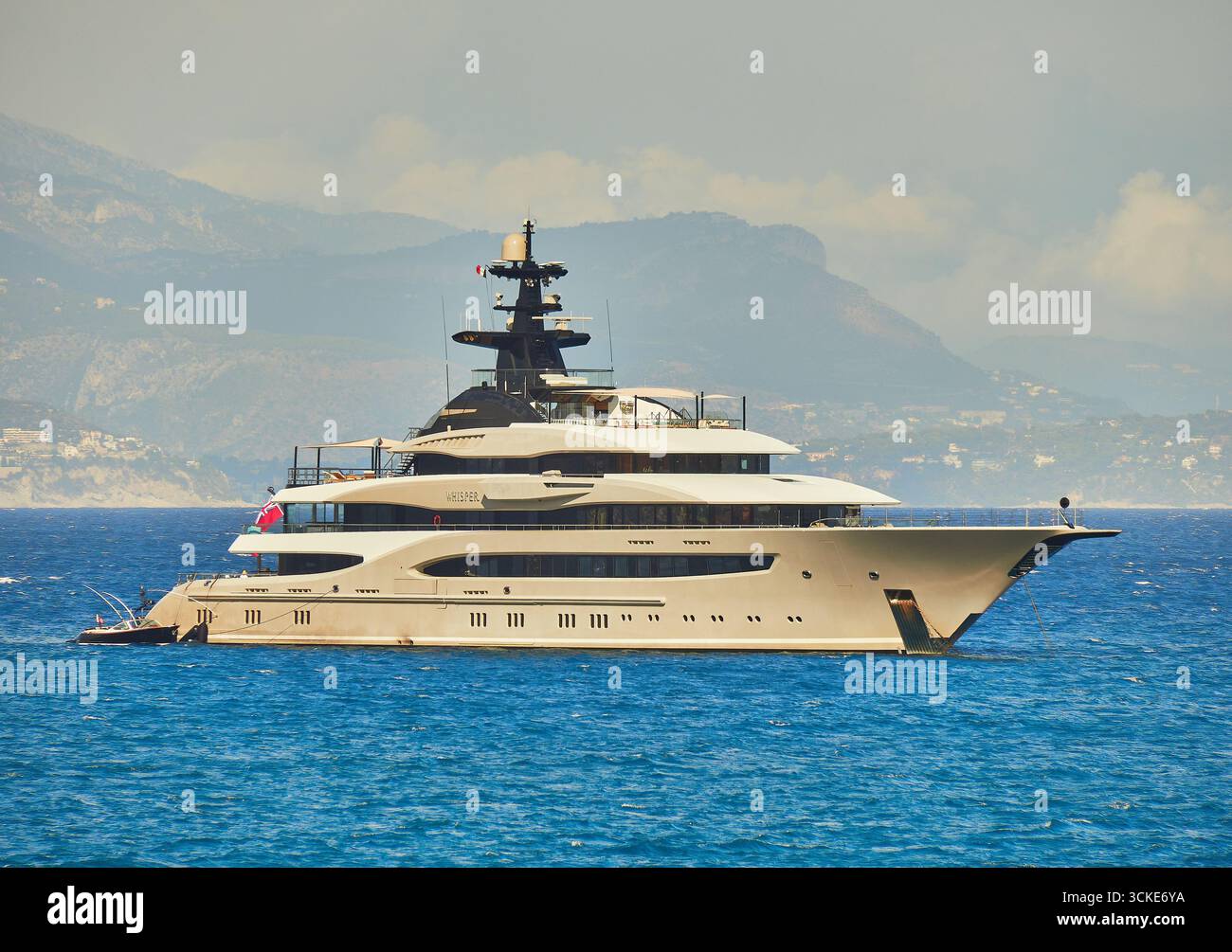 Superyacht di lusso, ancorato nelle Scenic acque costiere con sfondo di montagna Foto Stock